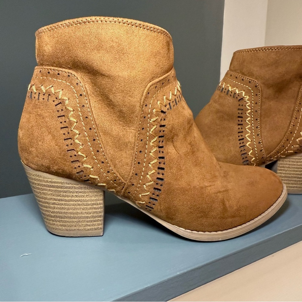 Qupid Brown Embroidered Faux Suede Boho Block Heel Ankle Boots Size 7 - Picture 3 of 13